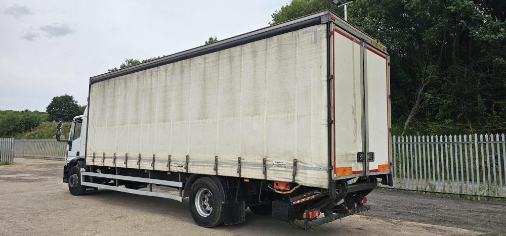Iveco 18 ton curtain tail lift - Camião de lona: foto 2 Iveco 18 ton curtain tail lift - Camião de lona: foto 2