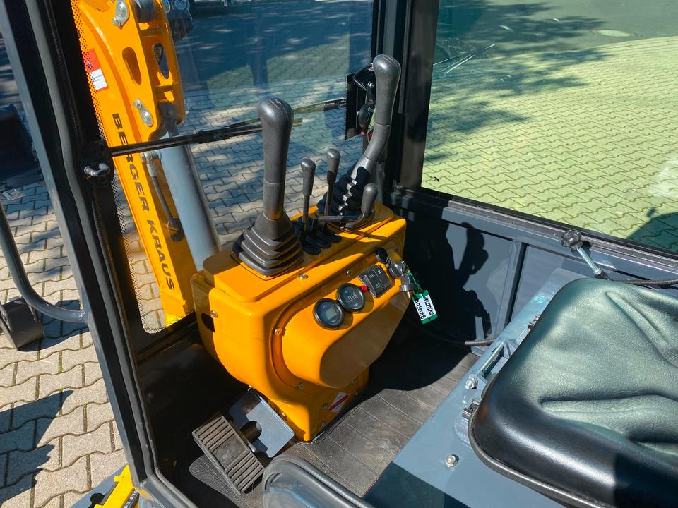 Mini escavadeira Minibagger BK1250KSR inkl. Schaufelpaket *INKL.19% MWST*KUBOTA*SCHWENKARM*VERSTELLFAHRW*SOFORT!*: foto 7 Mini escavadeira Minibagger BK1250KSR inkl. Schaufelpaket *INKL.19% MWST*KUBOTA*SCHWENKARM*VERSTELLFAHRW*SOFORT!*: foto 7