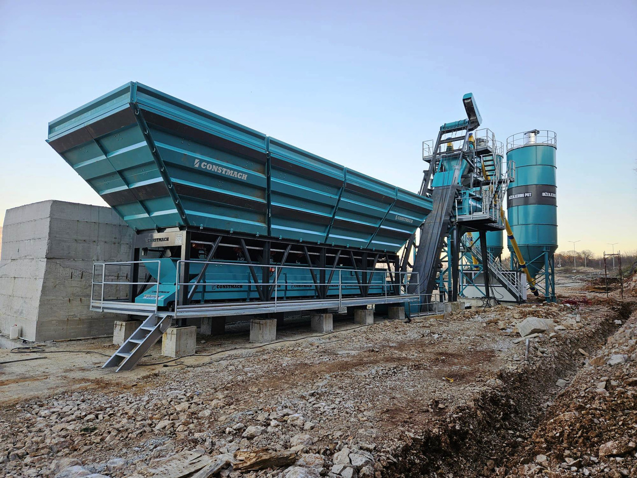 Constmach 120 m³/h Compact Concrete Batching Plant - Central de betão: foto 1 Constmach 120 m³/h Compact Concrete Batching Plant - Central de betão: foto 1