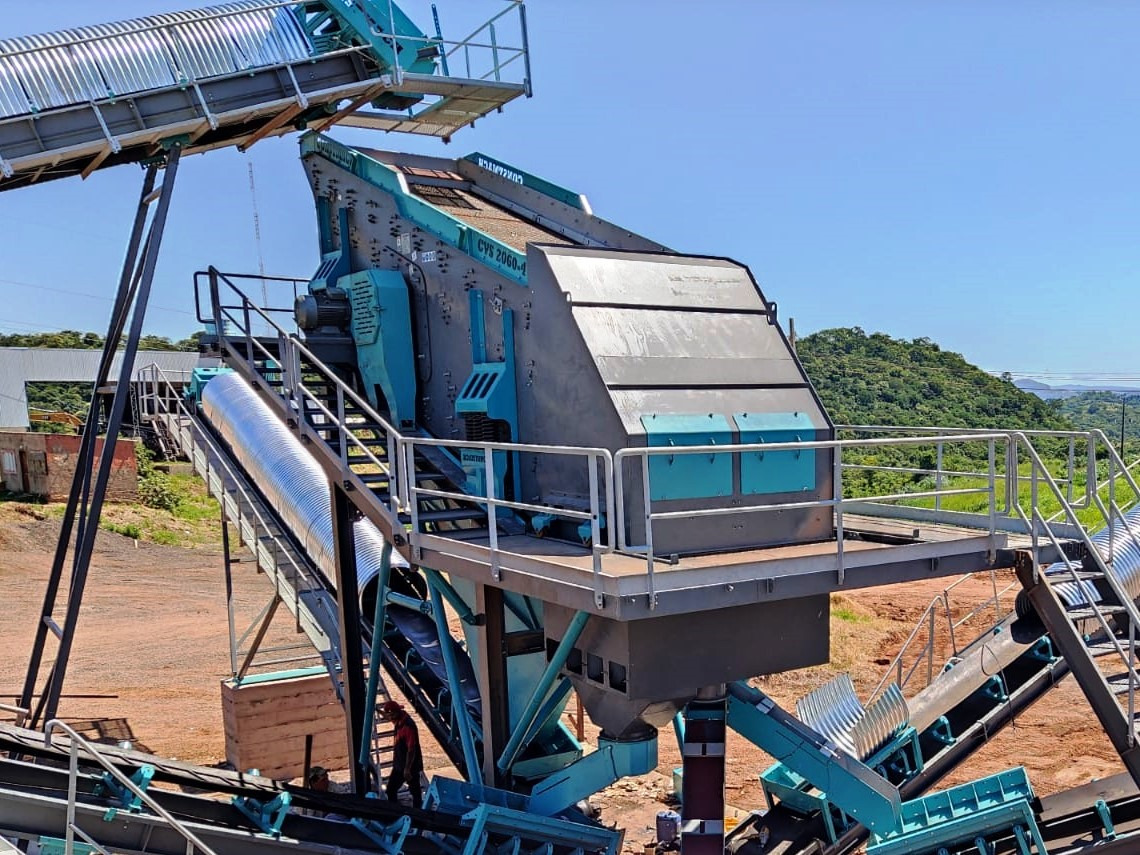 Constmach 140-180 Tph Vibrating Screen 2-3-4 Stages 1800x5000 mm - Peneira vibratória: foto 1 Constmach 140-180 Tph Vibrating Screen 2-3-4 Stages 1800x5000 mm - Peneira vibratória: foto 1