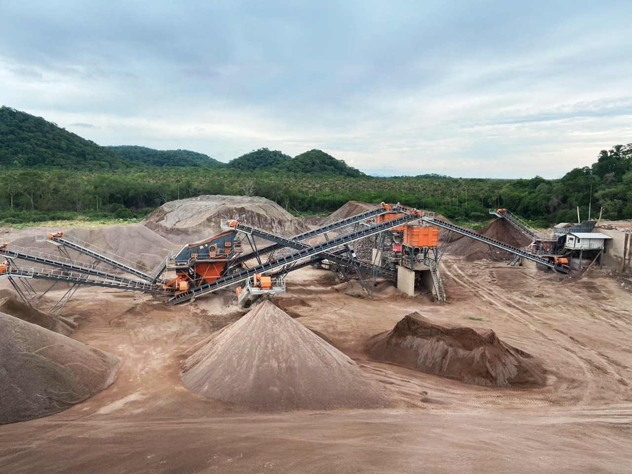 Constmach Installation Stationnaire de Concassage et de Criblage de Pierres 50 à 1 000 TPH - Britador: foto 5 Constmach Installation Stationnaire de Concassage et de Criblage de Pierres 50 à 1 000 TPH - Britador: foto 5