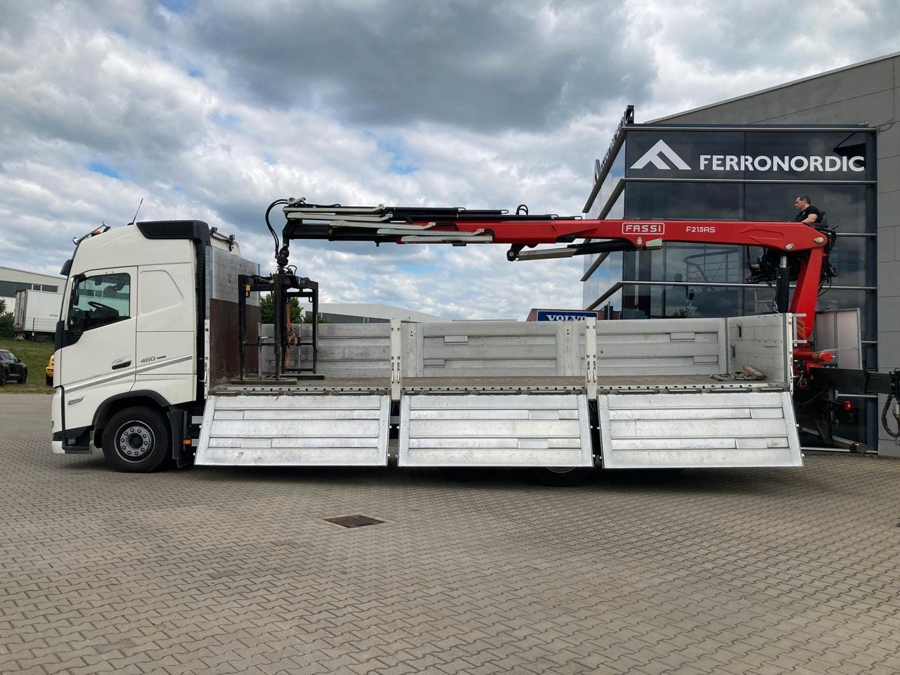 Volvo FH460 8x2 TRIDEM VLA&NLA gelenkt*FASSI F215AS.24 - Camião grua: foto 3 Volvo FH460 8x2 TRIDEM VLA&NLA gelenkt*FASSI F215AS.24 - Camião grua: foto 3