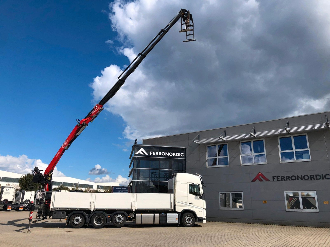 Volvo FH460 8x2 TRIDEM VLA&NLA gelenkt*FASSI F215AS.24 - Camião de caixa aberta/ Plataforma, Camião grua: foto 1 Volvo FH460 8x2 TRIDEM VLA&NLA gelenkt*FASSI F215AS.24 - Camião de caixa aberta/ Plataforma, Camião grua: foto 1