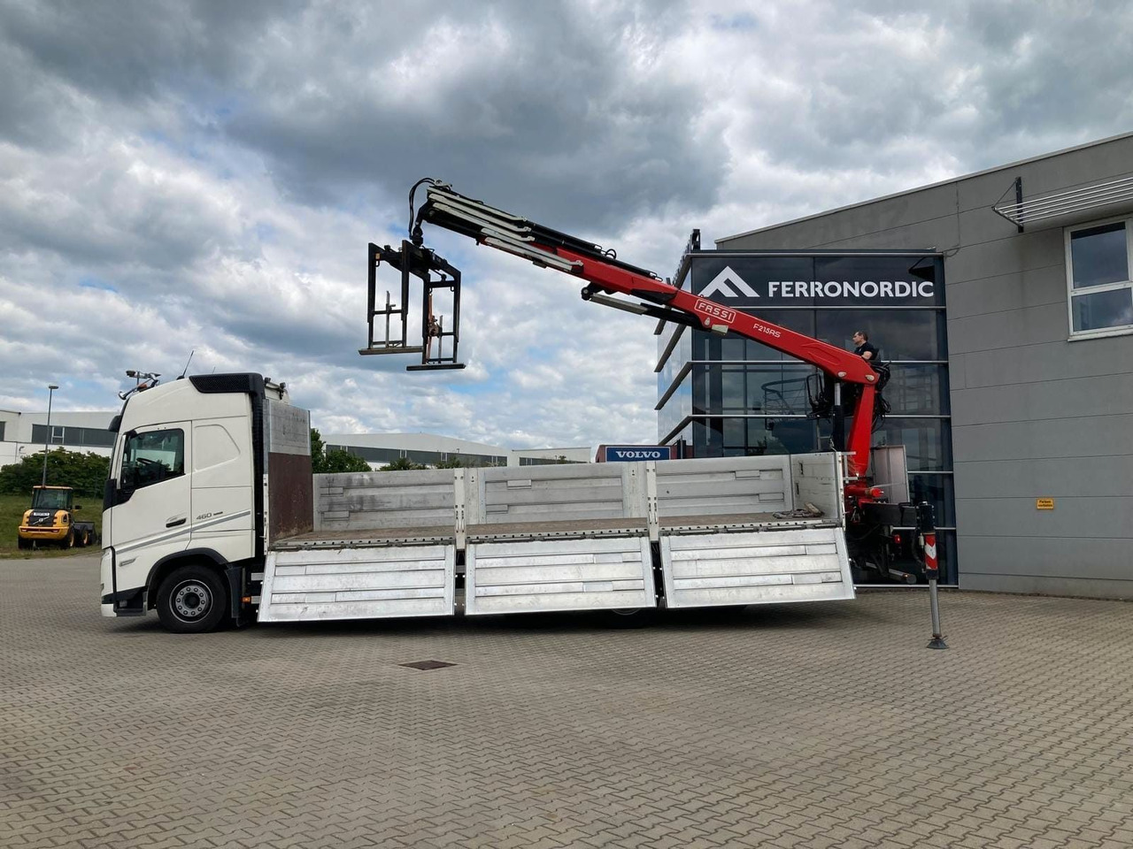Volvo FH460 8x2 TRIDEM VLA&NLA gelenkt*FASSI F215AS.24 - Camião grua: foto 2 Volvo FH460 8x2 TRIDEM VLA&NLA gelenkt*FASSI F215AS.24 - Camião grua: foto 2