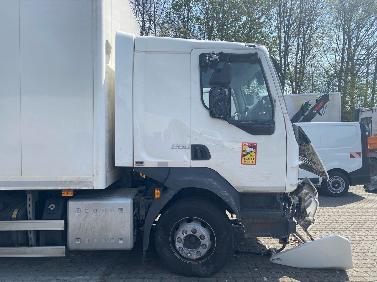 Volvo FL 16.280 Koffer Unfallschaden - Camião furgão: foto 2 Volvo FL 16.280 Koffer Unfallschaden - Camião furgão: foto 2