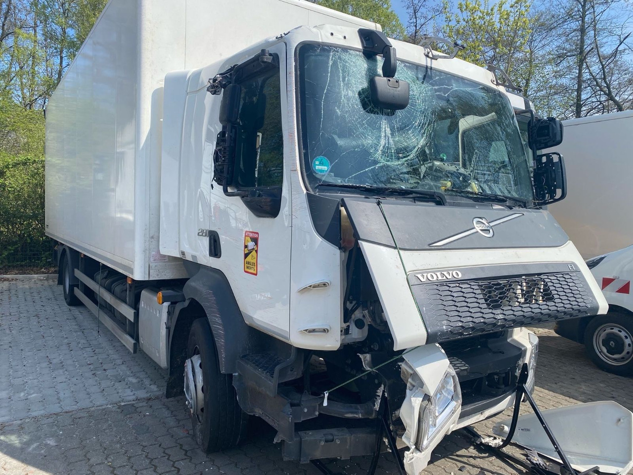 Volvo FL 16.280 Koffer Unfallschaden - Camião furgão: foto 4 Volvo FL 16.280 Koffer Unfallschaden - Camião furgão: foto 4