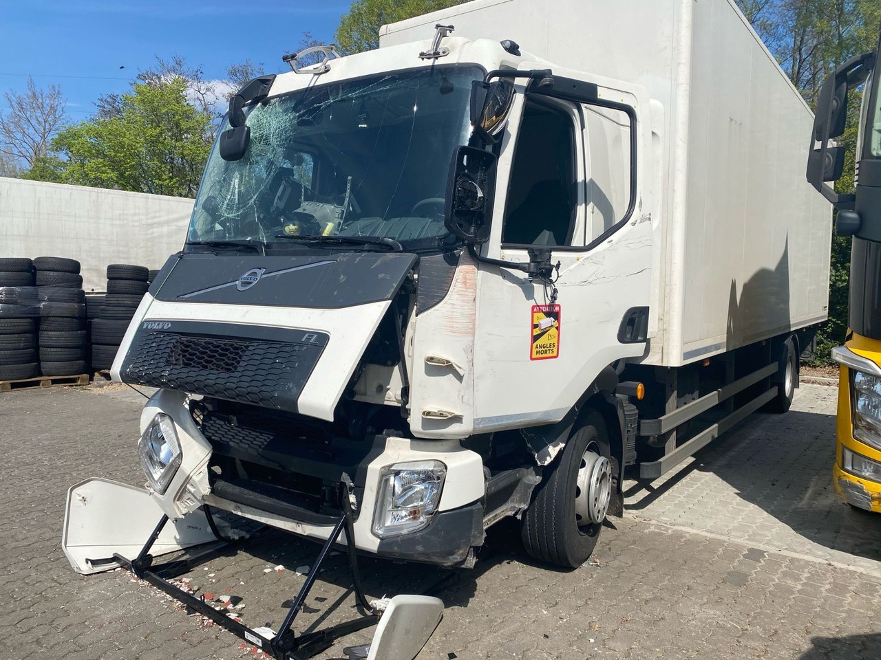 Volvo FL 16.280 Koffer Unfallschaden - Camião furgão: foto 5 Volvo FL 16.280 Koffer Unfallschaden - Camião furgão: foto 5