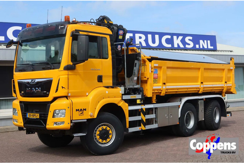 MAN TGS 33.420 2 Zijdige kipper + kraan 6x6 Stuur as - Camião grua: foto 1 MAN TGS 33.420 2 Zijdige kipper + kraan 6x6 Stuur as - Camião grua: foto 1