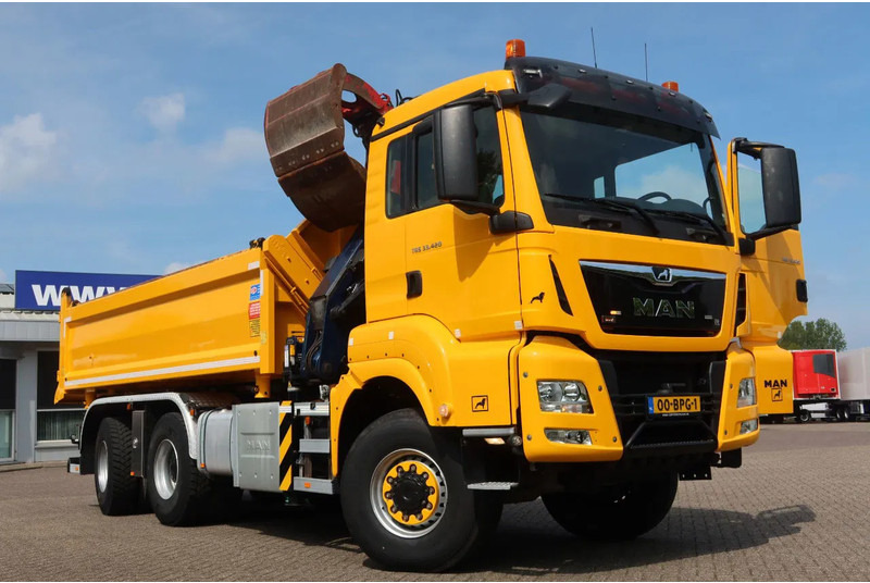 MAN TGS 33.420 2 Zijdige kipper + kraan 6x6 Stuur as - Camião grua: foto 2 MAN TGS 33.420 2 Zijdige kipper + kraan 6x6 Stuur as - Camião grua: foto 2