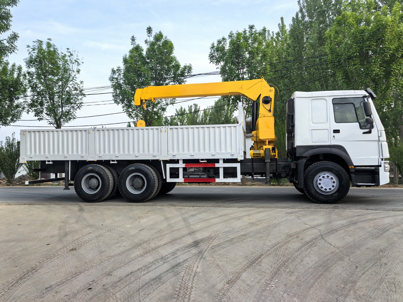 HOWO 371HP CRANE TRUCK - Camião grua: foto 1 HOWO 371HP CRANE TRUCK - Camião grua: foto 1