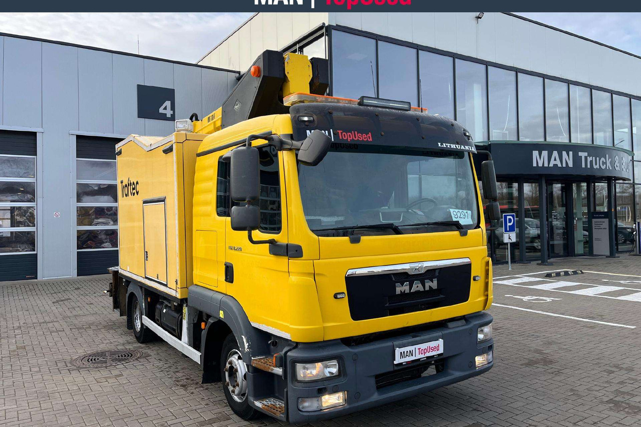 MAN 8.220 4X2 bokštelis(9291) - Camião grua: foto 2 MAN 8.220 4X2 bokštelis(9291) - Camião grua: foto 2