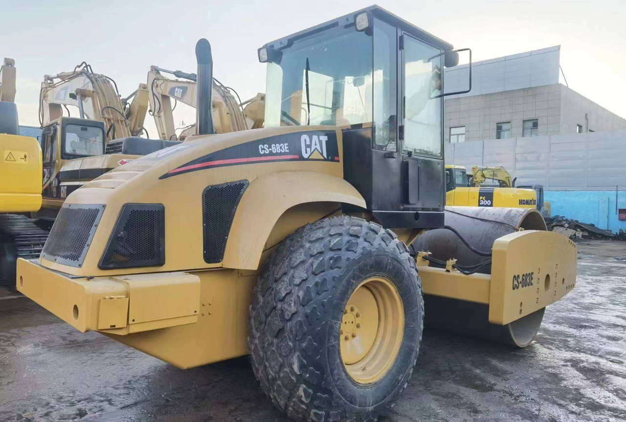 Good Quality Road Roller Caterpillar Cs683e Used Original Japan Road Roller Cat Cs683e Caterpillar Compactor Rollers - Compactador de asfalto: foto 3 Good Quality Road Roller Caterpillar Cs683e Used Original Japan Road Roller Cat Cs683e Caterpillar Compactor Rollers - Compactador de asfalto: foto 3