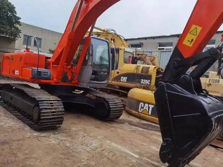 Popular Second Hand Hitachi Excavator Ex200 Used Hitachi Crawler Digger Original Made In Japan at Low Price For Sale - Escavadora de rastos: foto 3 Popular Second Hand Hitachi Excavator Ex200 Used Hitachi Crawler Digger Original Made In Japan at Low Price For Sale - Escavadora de rastos: foto 3