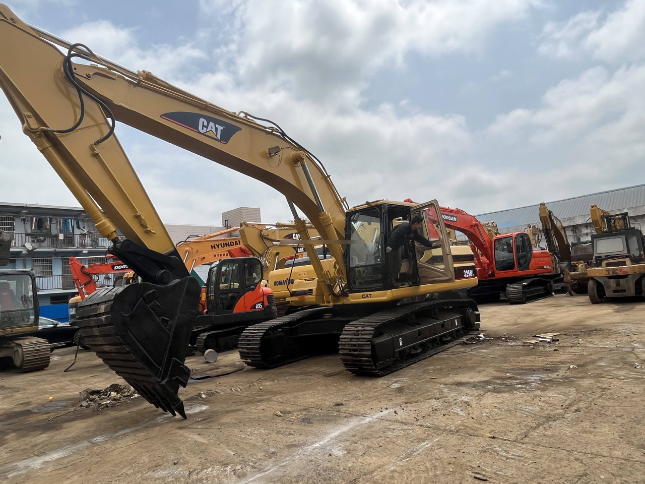 Used Caterpillar excavator CAT 325BL in good condition for sale - Escavadora de rastos: foto 4 Used Caterpillar excavator CAT 325BL in good condition for sale - Escavadora de rastos: foto 4