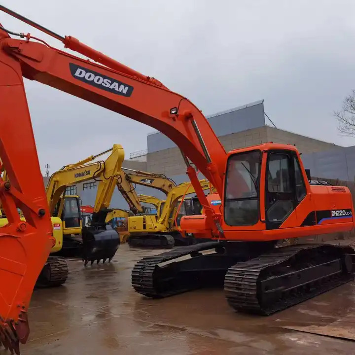 Used Doosan DH220-7 excavator on sale with manual engine made in Korea - Escavadora de rastos: foto 1 Used Doosan DH220-7 excavator on sale with manual engine made in Korea - Escavadora de rastos: foto 1