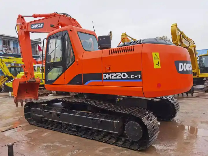 Used Doosan DH220-7 excavator on sale with manual engine made in Korea - Escavadora de rastos: foto 3 Used Doosan DH220-7 excavator on sale with manual engine made in Korea - Escavadora de rastos: foto 3