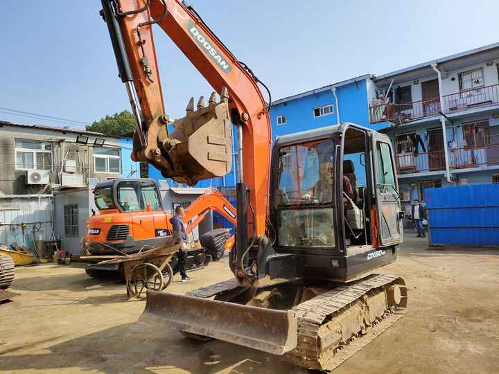 Used excavator doosan dx60 excavators machinery doosan dx60 dx80 dx75 dx225 dh60 dh60-7 excavator - Escavadora de rastos: foto 2 Used excavator doosan dx60 excavators machinery doosan dx60 dx80 dx75 dx225 dh60 dh60-7 excavator - Escavadora de rastos: foto 2