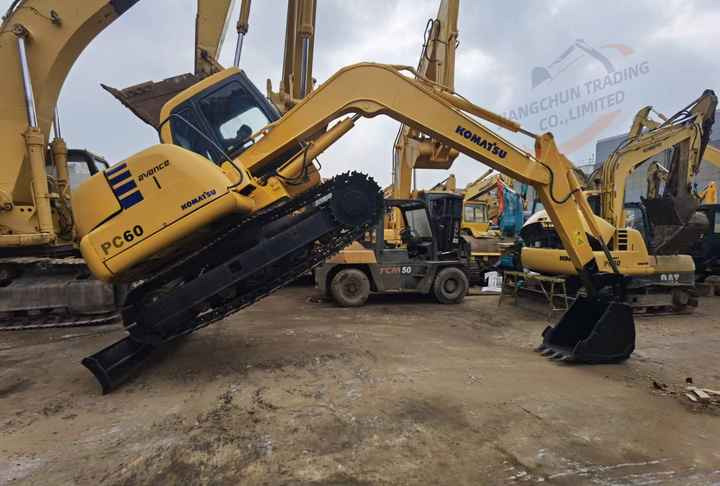Used komatsu Pc60-7 Crawler Excavator 6 Ton Excavator In Shanghai China For Sale PC 60 60-7 PC60 PC78 excavator - Escavadora de rastos: foto 2 Used komatsu Pc60-7 Crawler Excavator 6 Ton Excavator In Shanghai China For Sale PC 60 60-7 PC60 PC78 excavator - Escavadora de rastos: foto 2