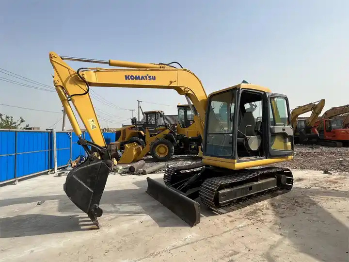 Komatsu used pc60-7 excavator/used 6ton excavator /Komatsu japan pc60-7 mini used excavator for sale Komatsu excavator - Escavadora de rastos: foto 4 Komatsu used pc60-7 excavator/used 6ton excavator /Komatsu japan pc60-7 mini used excavator for sale Komatsu excavator - Escavadora de rastos: foto 4