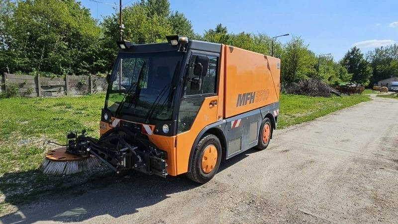 Mfh 5500 sweeper - with air conditionier - Varredora urbana: foto 2 Mfh 5500 sweeper - with air conditionier - Varredora urbana: foto 2