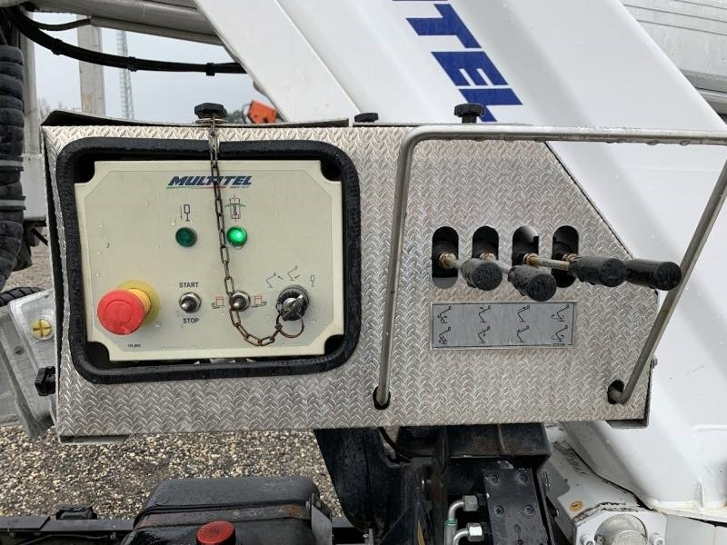 Caminhão com plataforma aérea Nissan Cabstar Multitel HX195 - 19,5m: foto 12 Caminhão com plataforma aérea Nissan Cabstar Multitel HX195 - 19,5m: foto 12