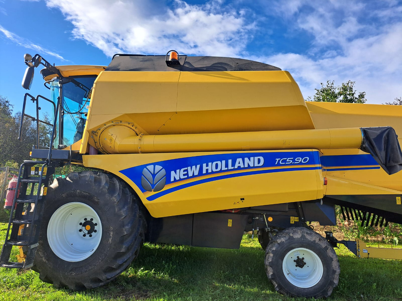 NEW HOLLAND TC 5.90 - Ceifeira debulhadora: foto 1 NEW HOLLAND TC 5.90 - Ceifeira debulhadora: foto 1