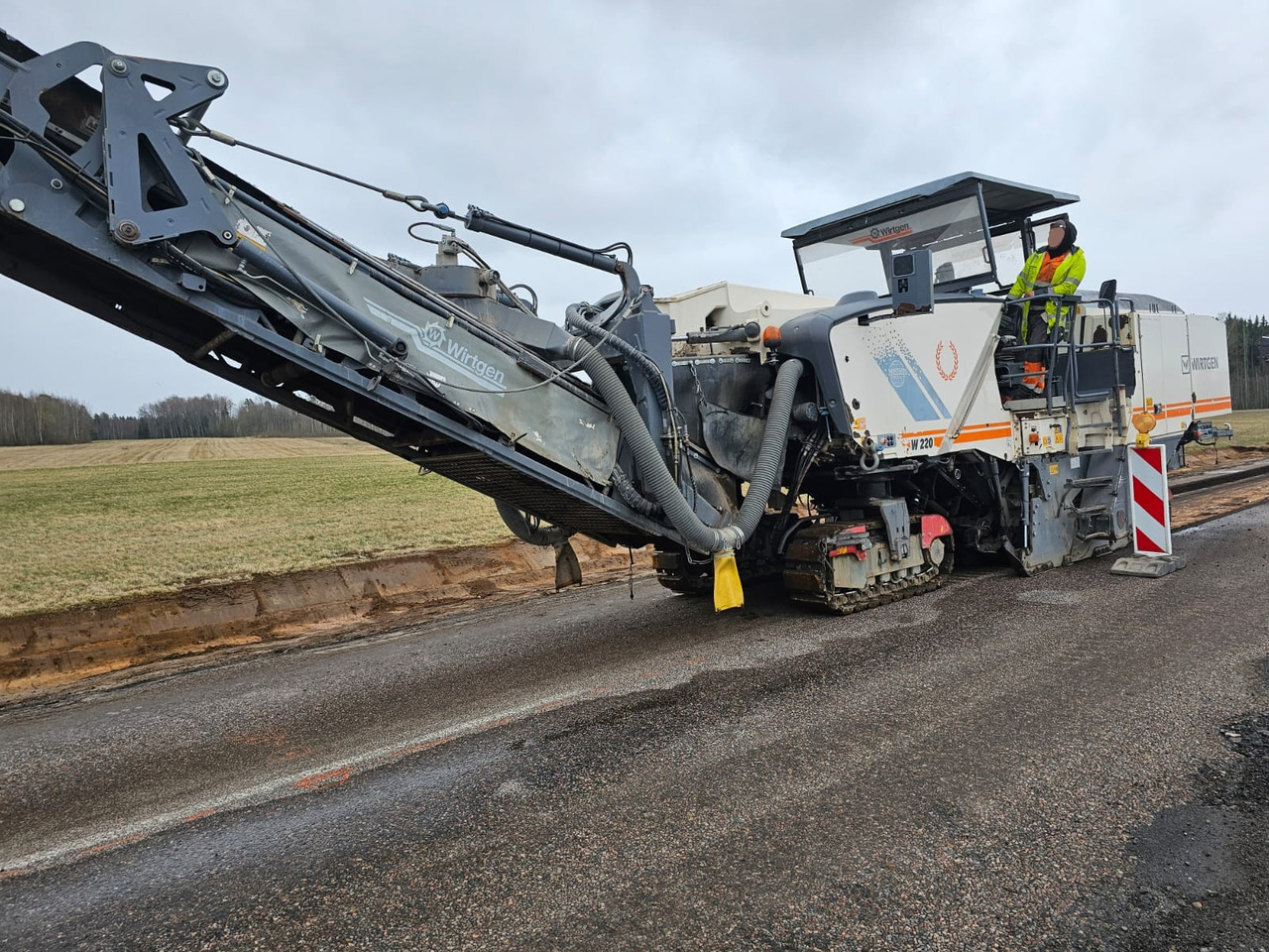 WIRTGEN W220 - Aplainadora (Fresadora): foto 1 WIRTGEN W220 - Aplainadora (Fresadora): foto 1