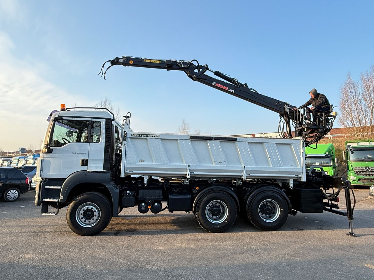 Camião basculante MAN TGS 26.400 Kipper mit Kran Jonsered 6x4: foto 10