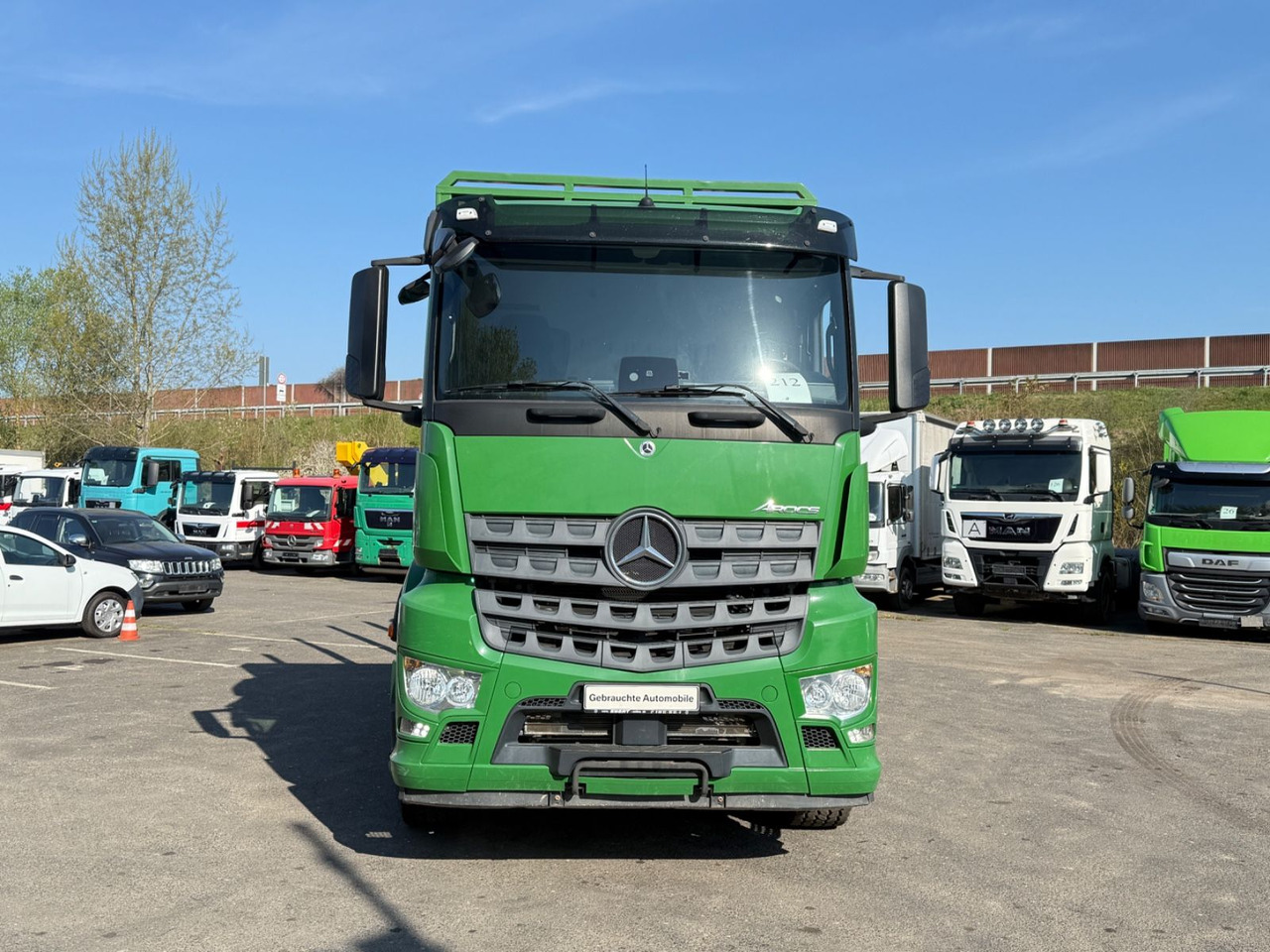 Mercedes-Benz Actros 2571 Holztransporter mit Kran - Camião de transporte de madeira, Camião grua: foto 1 Mercedes-Benz Actros 2571 Holztransporter mit Kran - Camião de transporte de madeira, Camião grua: foto 1