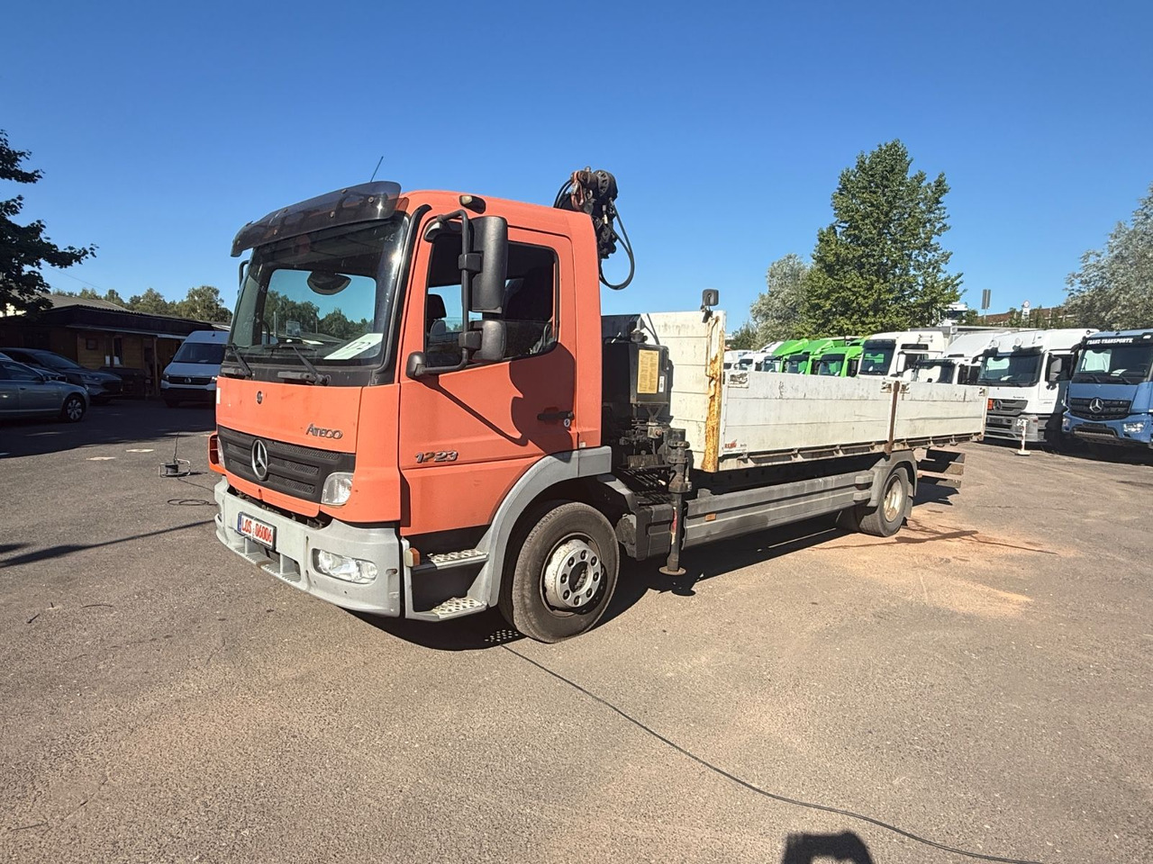 Mercedes-Benz Atego 1223 mit Kran MKG HLK 76 - Camião de caixa aberta/ Plataforma, Camião grua: foto 3 Mercedes-Benz Atego 1223 mit Kran MKG HLK 76 - Camião de caixa aberta/ Plataforma, Camião grua: foto 3