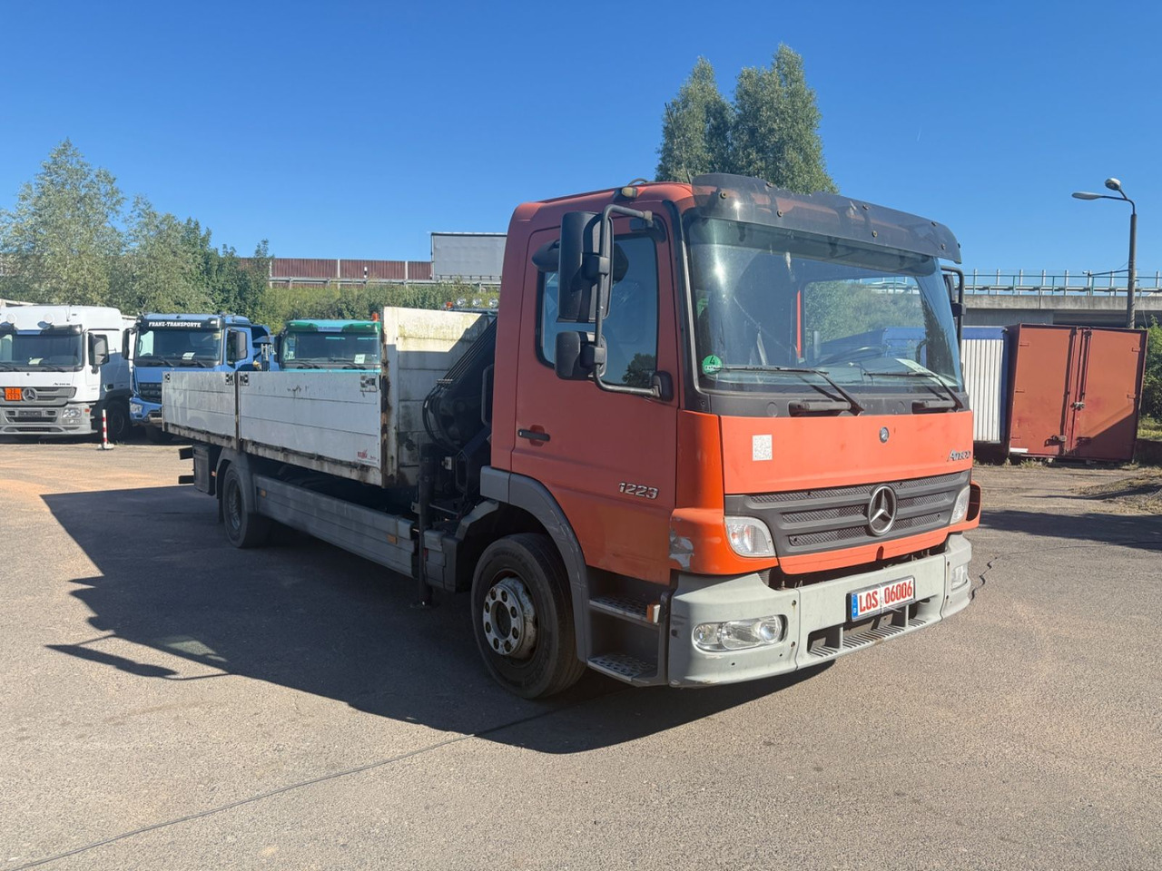 Mercedes-Benz Atego 1223 mit Kran MKG HLK 76 - Camião de caixa aberta/ Plataforma, Camião grua: foto 2 Mercedes-Benz Atego 1223 mit Kran MKG HLK 76 - Camião de caixa aberta/ Plataforma, Camião grua: foto 2