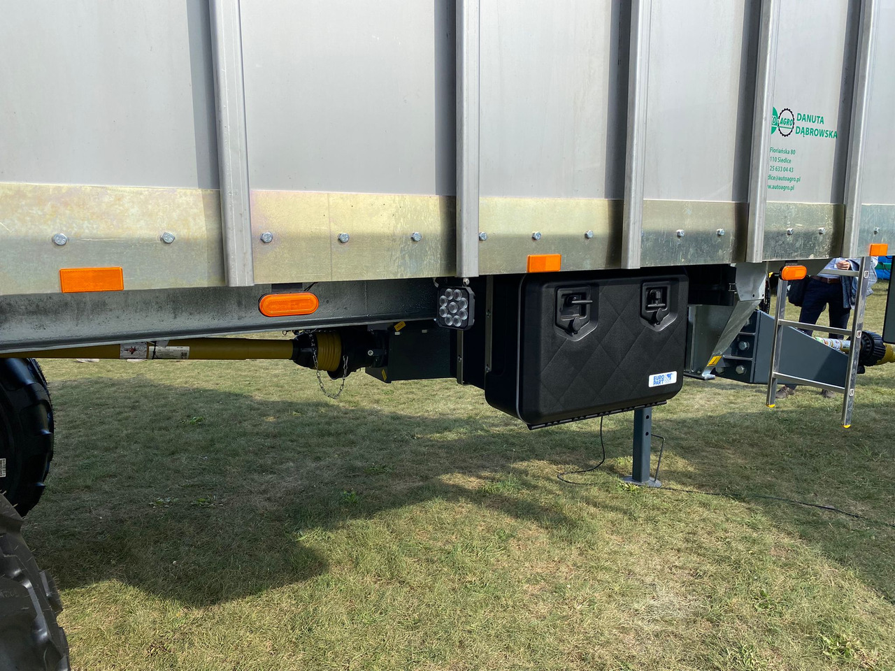 Espalhador de estrume novo Auto-Agro Mistreuer / Manure spreader / Epandeur à fumier / Rimorchio spandiconcime / Abonadora / Разбрасыватель органических удобрений / Rozrzutnik obornika Tandem N268: foto 18