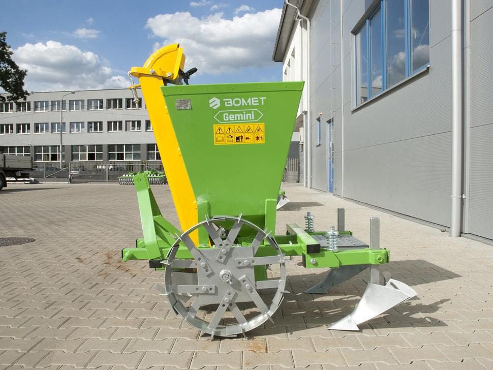 Bomet Kartoffelpflanzmaschine / Potato planter / Planteuse de pomme de terre / Piantapatate / Sadzarka ziemniaków - Semeador de batatas: foto 3 Bomet Kartoffelpflanzmaschine / Potato planter / Planteuse de pomme de terre / Piantapatate / Sadzarka ziemniaków - Semeador de batatas: foto 3