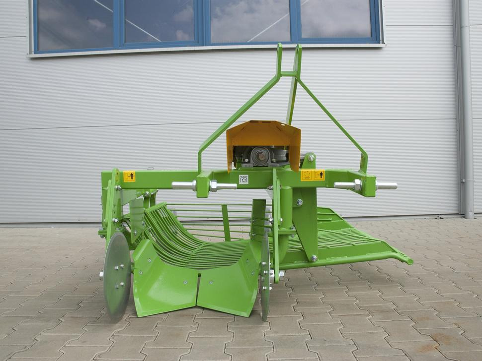 Bomet Siebkettenroder / Potato digger / Arracheuse de pomme de terre / Scavapatate / Однорядная картофельная копалка / Kopaczka do ziemniaków Ursa Z655 - Colheitadeira de batatas: foto 1 Bomet Siebkettenroder / Potato digger / Arracheuse de pomme de terre / Scavapatate / Однорядная картофельная копалка / Kopaczka do ziemniaków Ursa Z655 - Colheitadeira de batatas: foto 1