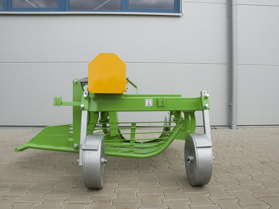 Bomet Siebkettenroder / Potato digger / Arracheuse de pomme de terre / Scavapatate / Однорядная картофельная копалка / Kopaczka do ziemniaków Ursa Z655 - Colheitadeira de batatas: foto 2 Bomet Siebkettenroder / Potato digger / Arracheuse de pomme de terre / Scavapatate / Однорядная картофельная копалка / Kopaczka do ziemniaków Ursa Z655 - Colheitadeira de batatas: foto 2