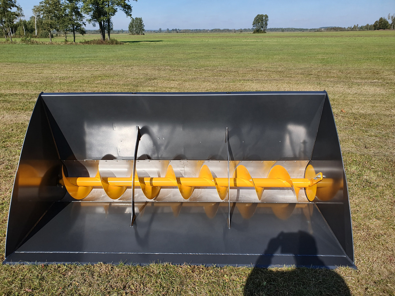 Grutech Futterverteiler / Bucket with screw / Godet avec vis / Cazo con sinfín / Benna con coclea / Ковш со шнеком / Łyżka ze ślimakiem 1,6 m - Balde carregador para Máquina agrícola: foto 2 Grutech Futterverteiler / Bucket with screw / Godet avec vis / Cazo con sinfín / Benna con coclea / Ковш со шнеком / Łyżka ze ślimakiem 1,6 m - Balde carregador para Máquina agrícola: foto 2