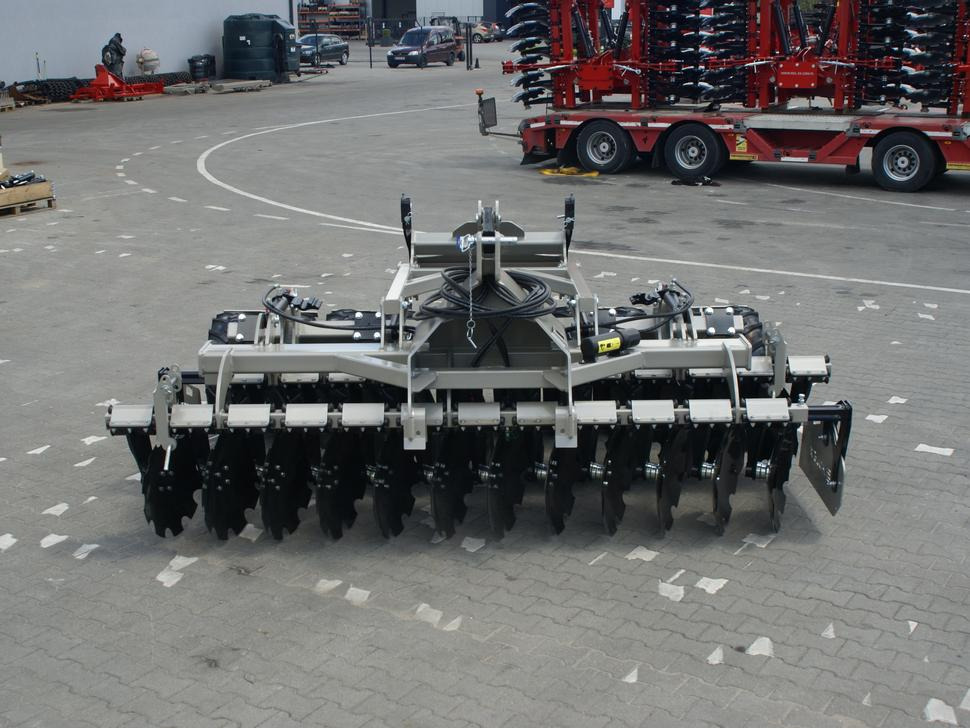 ROLEX Scheibenegge / Disc harrow with hydropack and tire roller / Dechaumeur à disques / Erpice a dischi / Дисковая борона с гидропаком и колёсным катком / Agregat talerzowy uprawowy z hydropackiem i - Grades de discos: foto 4 ROLEX Scheibenegge / Disc harrow with hydropack and tire roller / Dechaumeur à disques / Erpice a dischi / Дисковая борона с гидропаком и колёсным катком / Agregat talerzowy uprawowy z hydropackiem i - Grades de discos: foto 4