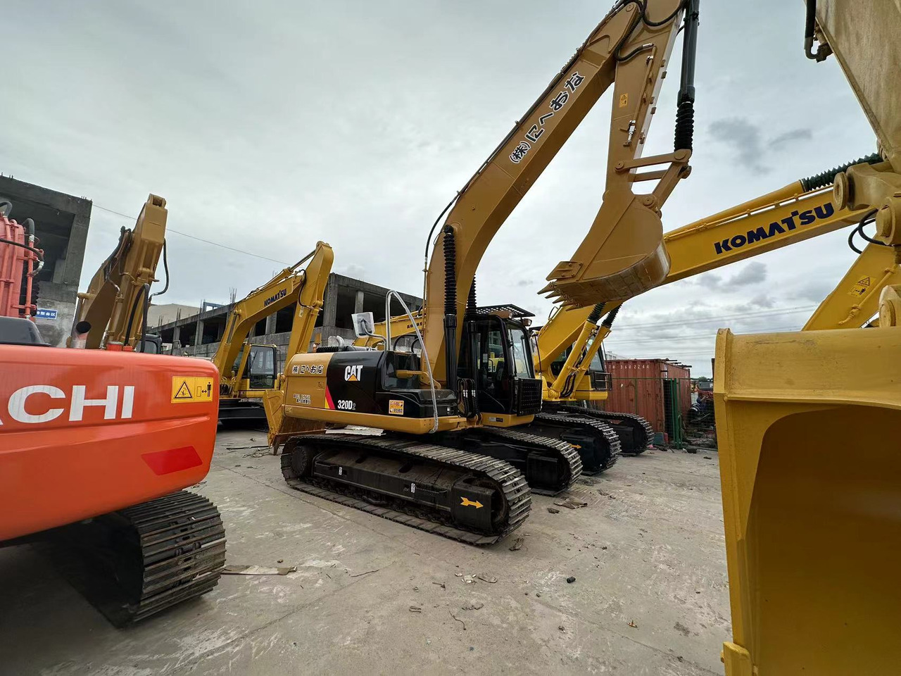 CATERPILLAR 320D2 - Escavadora de rastos: foto 1 CATERPILLAR 320D2 - Escavadora de rastos: foto 1
