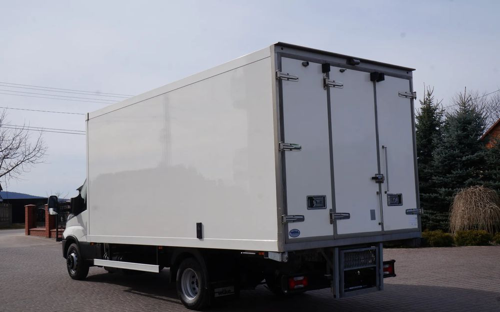 Iveco DAILY 70c17 CHŁODNIA 5 m Thermo king V-500 MAX Wzorowy Stan - Camião frigorífico: foto 4 Iveco DAILY 70c17 CHŁODNIA 5 m Thermo king V-500 MAX Wzorowy Stan - Camião frigorífico: foto 4