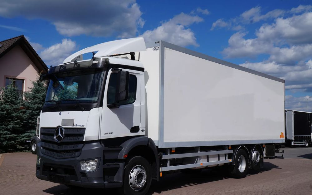 Mercedes-Benz ANTOS 2632 6x2 EURO 6 KONTENER 21 PALET ŁAD. 15.000 KG WINDA WEBASTO - Camião furgão: foto 1 Mercedes-Benz ANTOS 2632 6x2 EURO 6 KONTENER 21 PALET ŁAD. 15.000 KG WINDA WEBASTO - Camião furgão: foto 1