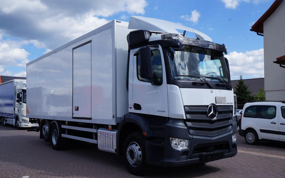 Mercedes-Benz ANTOS 2632 6x2 EURO 6 KONTENER 21 PALET ŁAD. 15.000 KG WINDA WEBASTO - Camião furgão: foto 3 Mercedes-Benz ANTOS 2632 6x2 EURO 6 KONTENER 21 PALET ŁAD. 15.000 KG WINDA WEBASTO - Camião furgão: foto 3