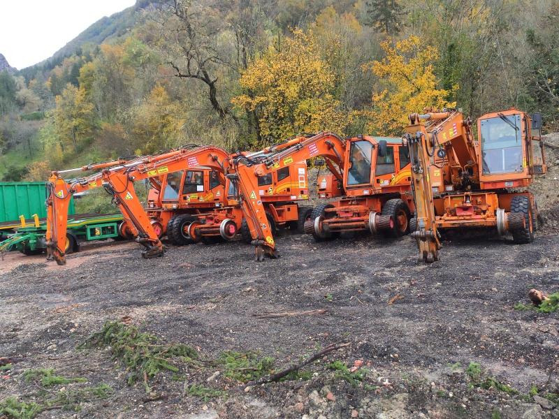 CASE Pelle Rail Route (PRIX POSSIBLE POUR LE LOT) - Escavadeira de rodas: foto 1 CASE Pelle Rail Route (PRIX POSSIBLE POUR LE LOT) - Escavadeira de rodas: foto 1