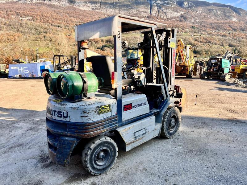 KOMATSU Chariot élévateur à gaz FG25T-11E (AVEC PINCE) - Empilhador a gás: foto 3 KOMATSU Chariot élévateur à gaz FG25T-11E (AVEC PINCE) - Empilhador a gás: foto 3