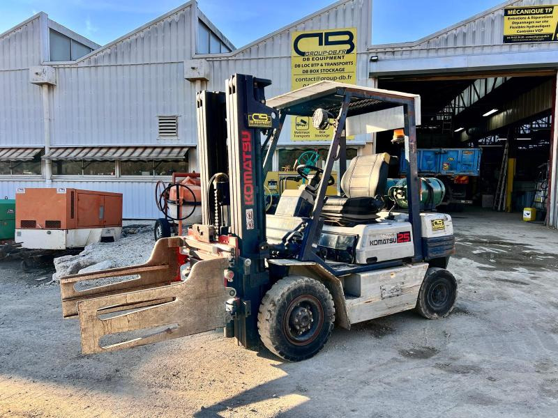 KOMATSU Chariot élévateur à gaz FG25T-11E (AVEC PINCE) - Empilhador a gás: foto 1 KOMATSU Chariot élévateur à gaz FG25T-11E (AVEC PINCE) - Empilhador a gás: foto 1