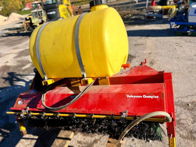 RABAUD CHAMPION BALAYEUSE ALIGNEUSE AVEC BALAIS LATERAL - Vassoura: foto 4 RABAUD CHAMPION BALAYEUSE ALIGNEUSE AVEC BALAIS LATERAL - Vassoura: foto 4