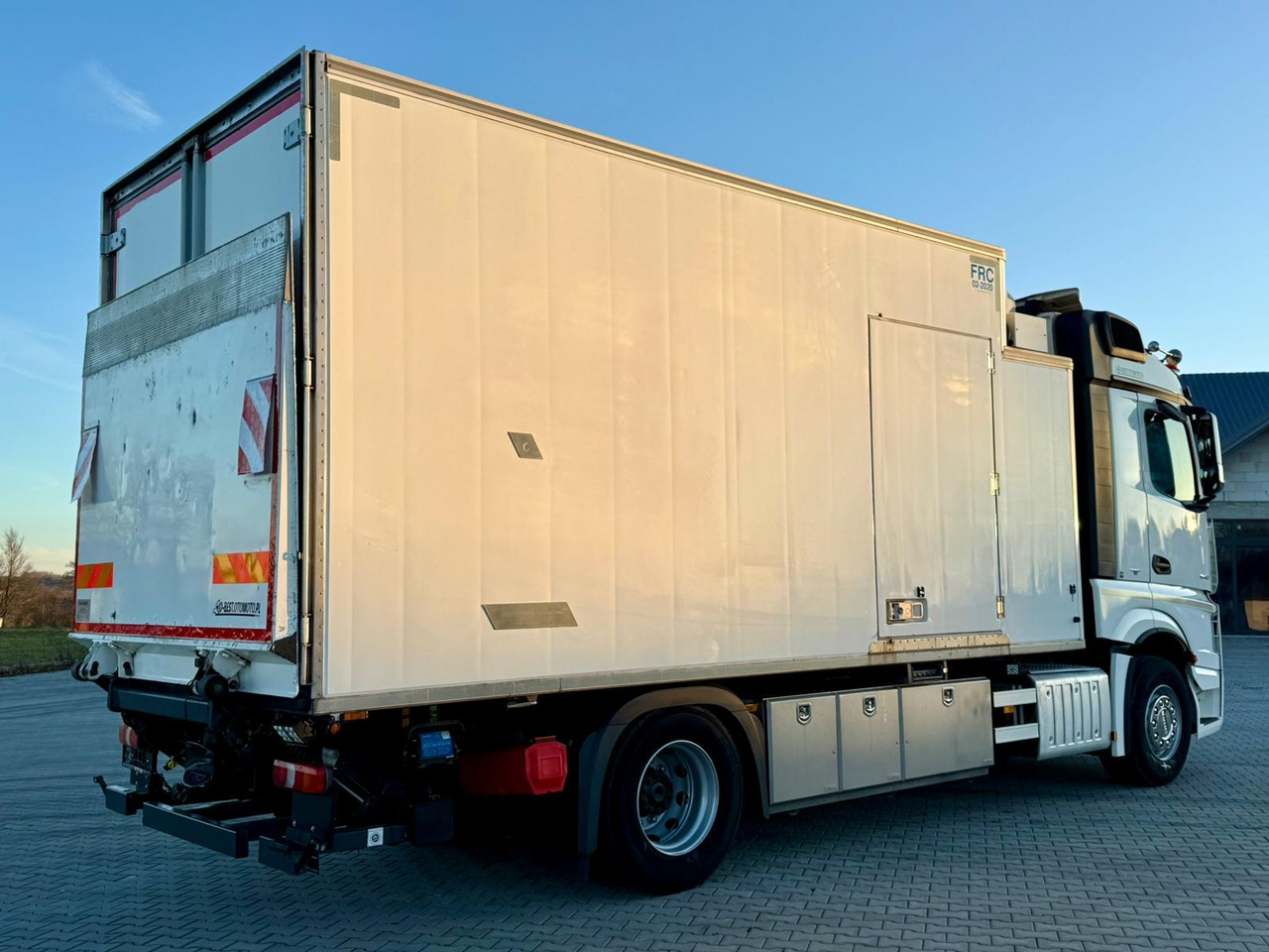 MERCEDES-BENZ ACTROS 1840 / CHŁODNIA / WINDA / 15 EUROPALET / 6.10 M DŁUGOŚCI / DUŻA KABINA / AUTOMAT / SPROWADZONY / SERWISOWANY / EURO 6 - Camião frigorífico: foto 3 MERCEDES-BENZ ACTROS 1840 / CHŁODNIA / WINDA / 15 EUROPALET / 6.10 M DŁUGOŚCI / DUŻA KABINA / AUTOMAT / SPROWADZONY / SERWISOWANY / EURO 6 - Camião frigorífico: foto 3