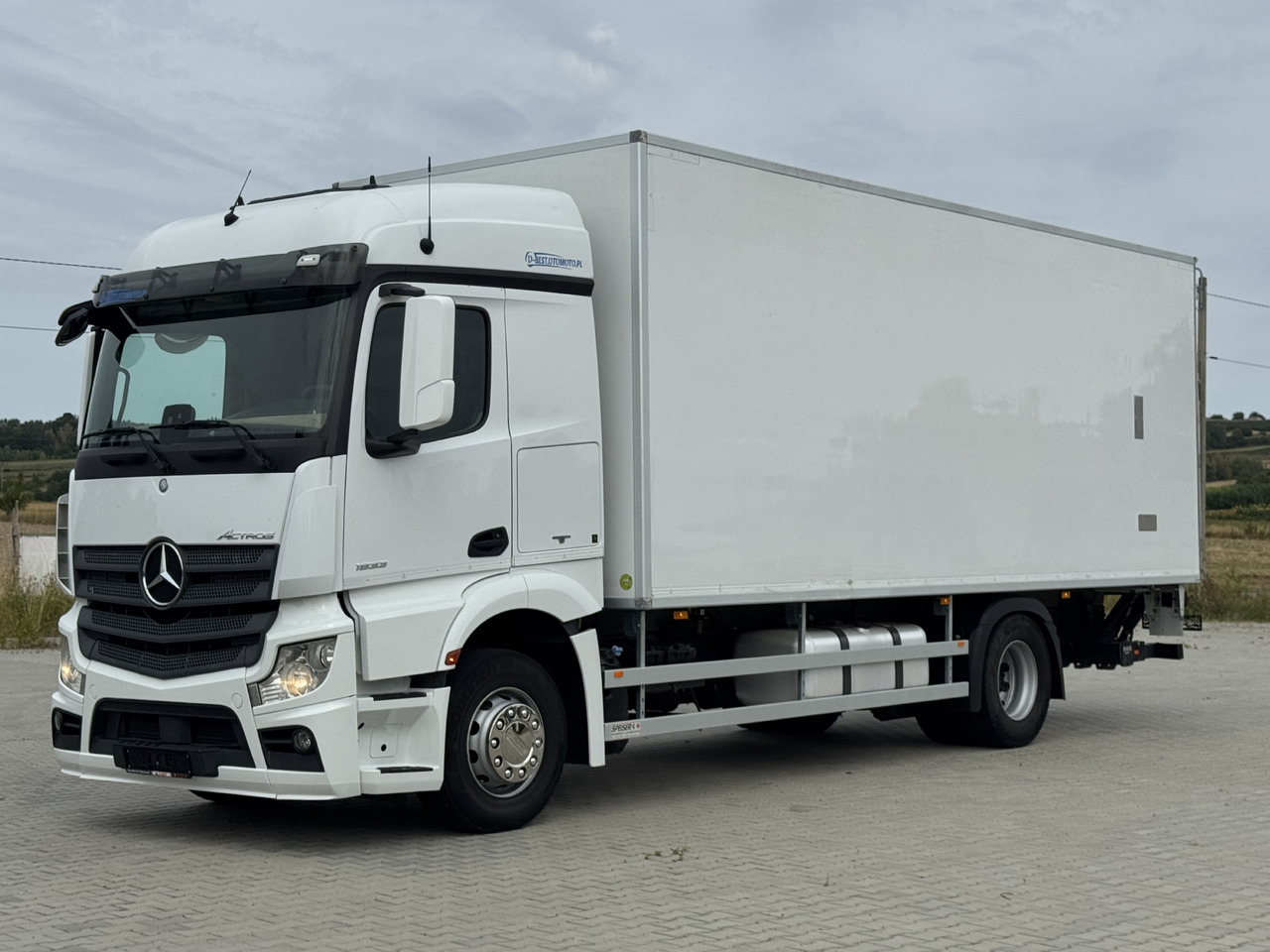 Mercedes-Benz ACTROS 1833 / CHŁODNIA / WINDA / 18 PALET / SILNIK 10677 cm3 / THERMO KING / 2017 ROK - Camião frigorífico: foto 2 Mercedes-Benz ACTROS 1833 / CHŁODNIA / WINDA / 18 PALET / SILNIK 10677 cm3 / THERMO KING / 2017 ROK - Camião frigorífico: foto 2