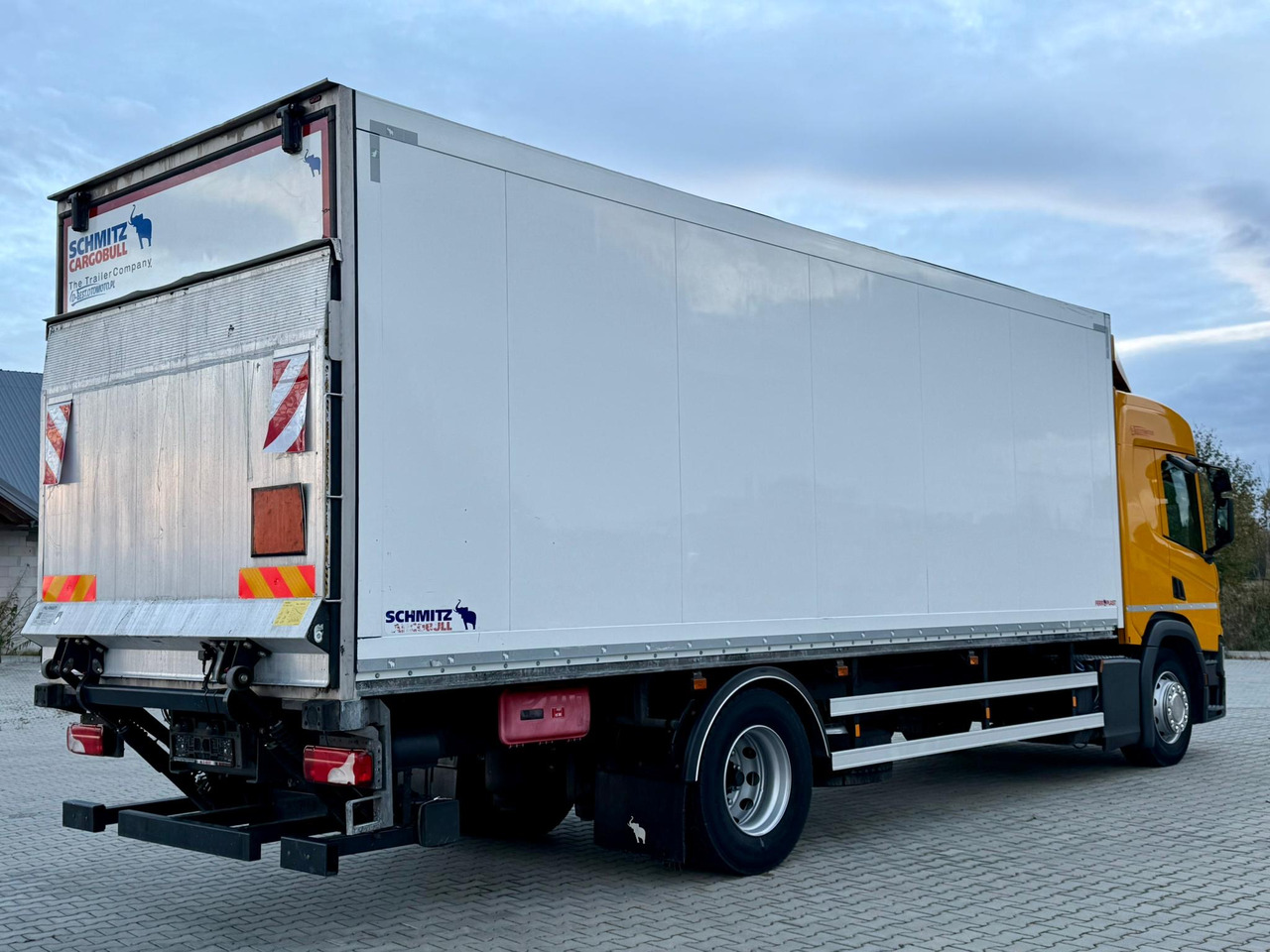 SCANIA P220 / IZOTERMA / WINDA / SCHMITZ / 18 PALET / SILNIK 6 / SYPIALKA / 2019 ROK / NISKI PRZEBIEG - Camião isotérmico: foto 4 SCANIA P220 / IZOTERMA / WINDA / SCHMITZ / 18 PALET / SILNIK 6 / SYPIALKA / 2019 ROK / NISKI PRZEBIEG - Camião isotérmico: foto 4