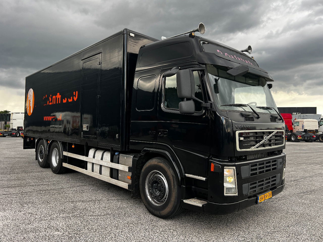 Volvo FM 9.300 Globe 6x2, Euro 5 - Camião furgão: foto 2 Volvo FM 9.300 Globe 6x2, Euro 5 - Camião furgão: foto 2