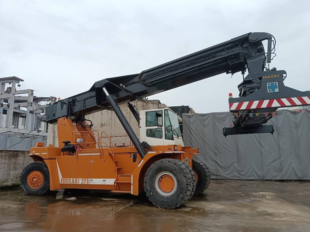 Ferrari 278 - Reachstacker porta contentores: foto 1 Ferrari 278 - Reachstacker porta contentores: foto 1